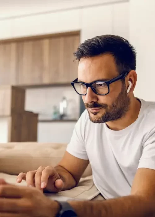 Empreendedor analisando métricas no notebook para escolher produto afiliado com base em dados.