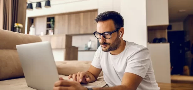 Empreendedor analisando métricas no notebook para escolher produto afiliado com base em dados.