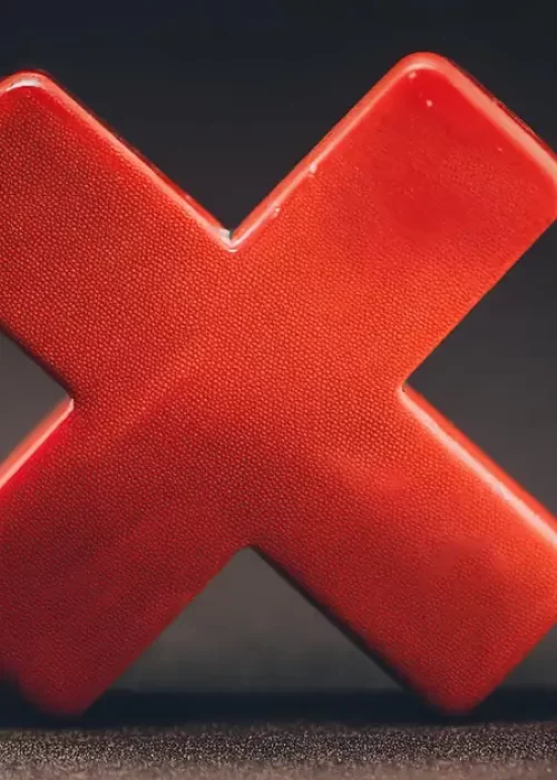 Afiliado analisando relatórios no notebook após identificar erros que impedem vendas.