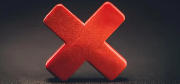 Afiliado analisando relatórios no notebook após identificar erros que impedem vendas.